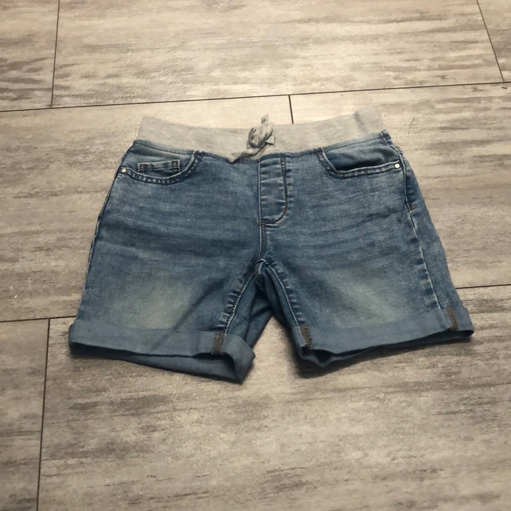 Girls jeans shorts with elastic waste.